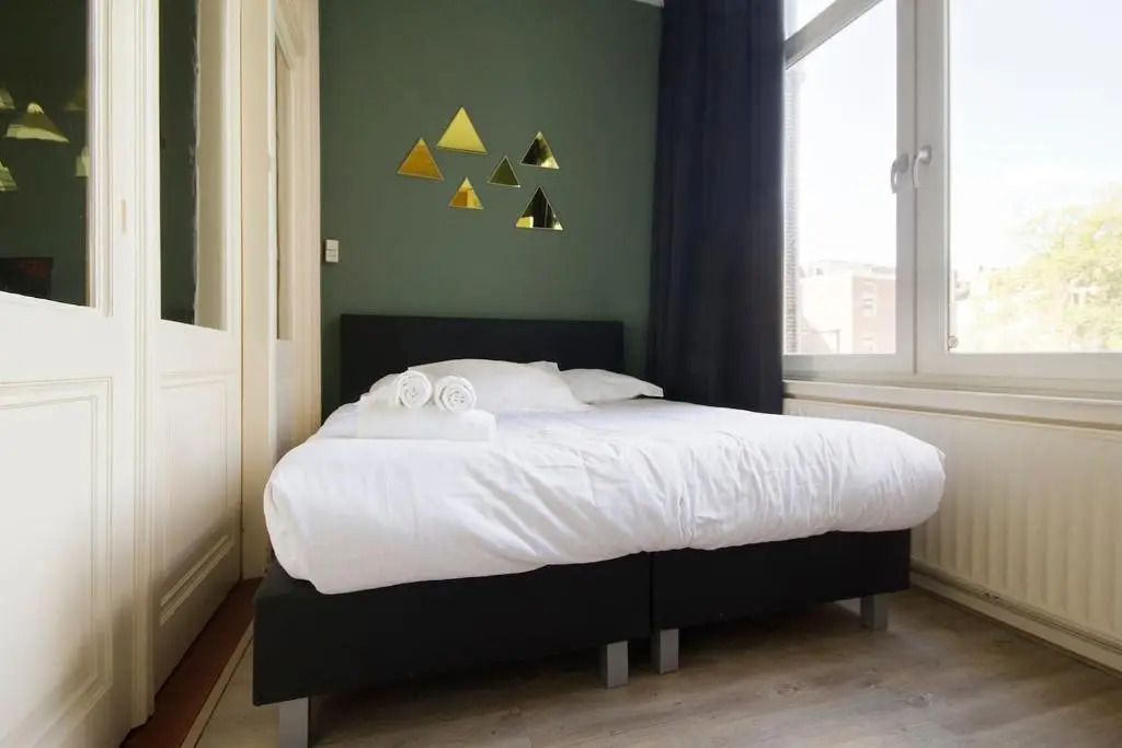 Spacious 4P Canal Apartment