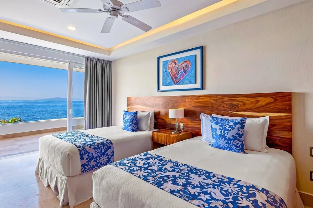 Luxe 2nd-floor Condo With Endless Ocean Views, Pool, spa & Balcony
