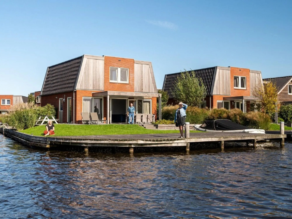 Holiday Home With Jetty Near Sneekermeer