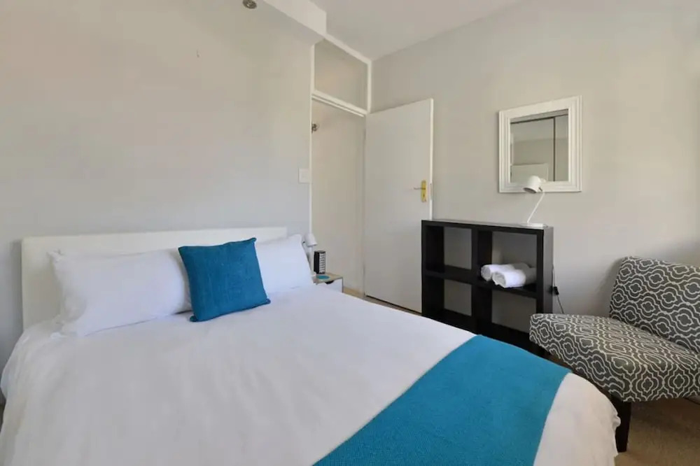Top-floor 2-bed Beachfront Sunny Camps Bay Views
