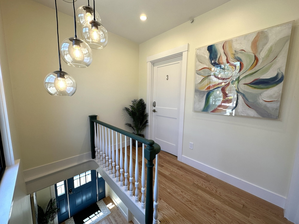 Epic Downtown Newport 6br Whole House W/ Parking 6 Bedroom Home