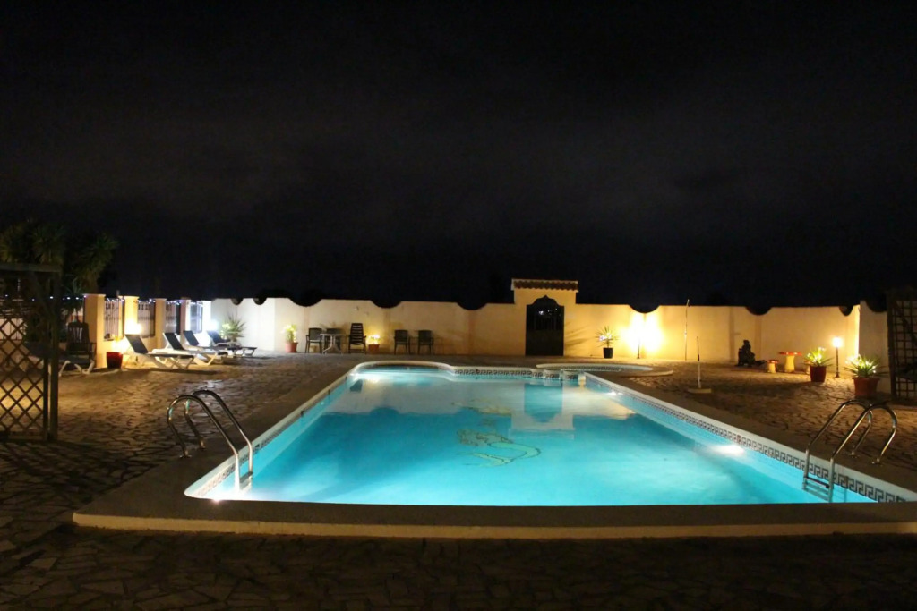 Casa Mari - fabulous semi-detached villa with swimming pool, tennis court and huge gardens