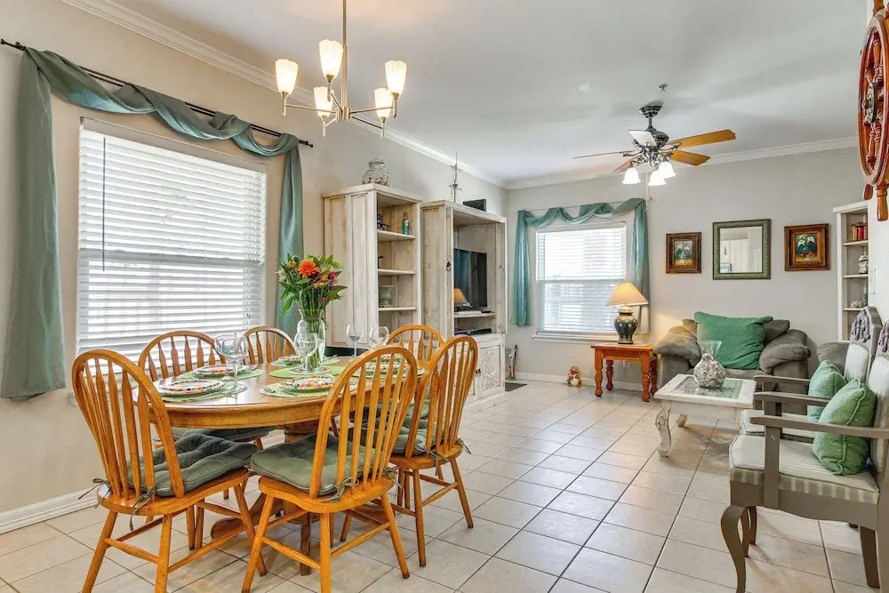 South Padre Island: Pool Access, 1 Block to Beach!