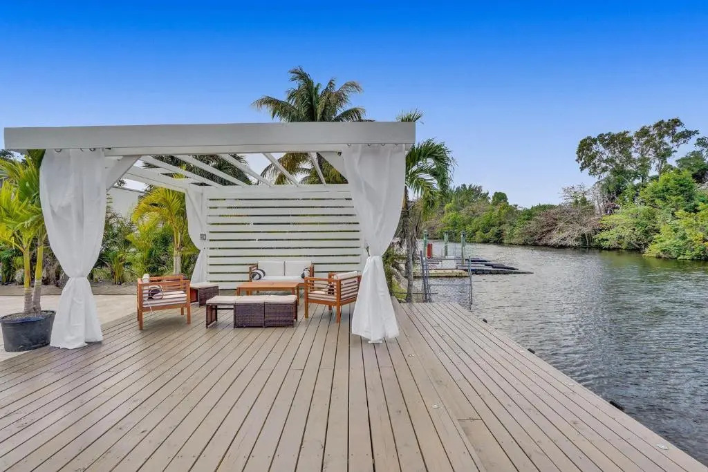 Newly Renovated 5br Villa with pool in Ft Lauderdale on the water