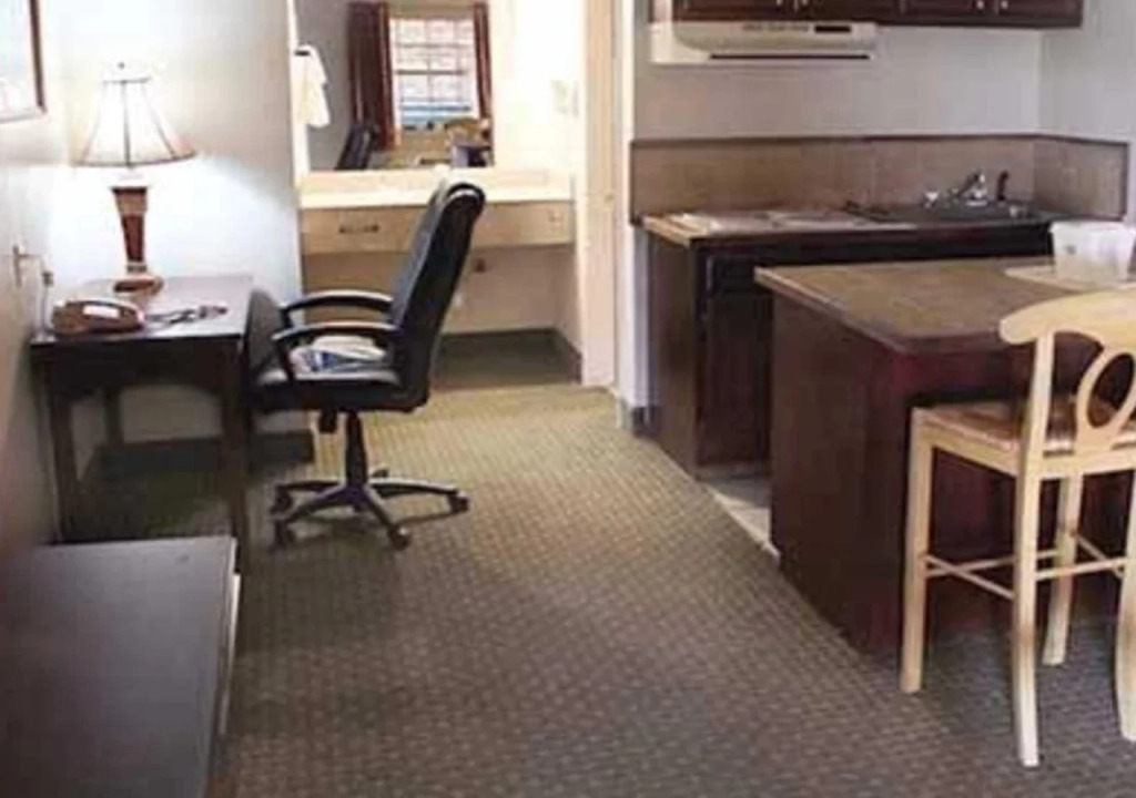Rodeway Inn & Suites