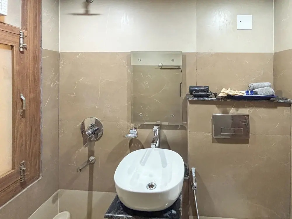 Housr Sector 28 Golf Course Road Next To Phase 1 Metro Station