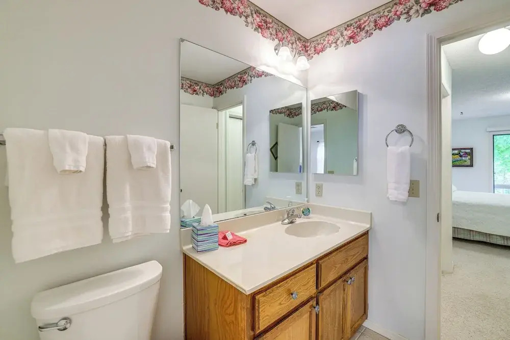 Bella Vista Townhome w/ Deck Near Back 40 Trail!