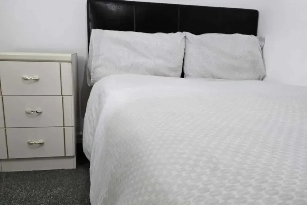 3 Bed House- Sleeps 6 - Parking - Wifi