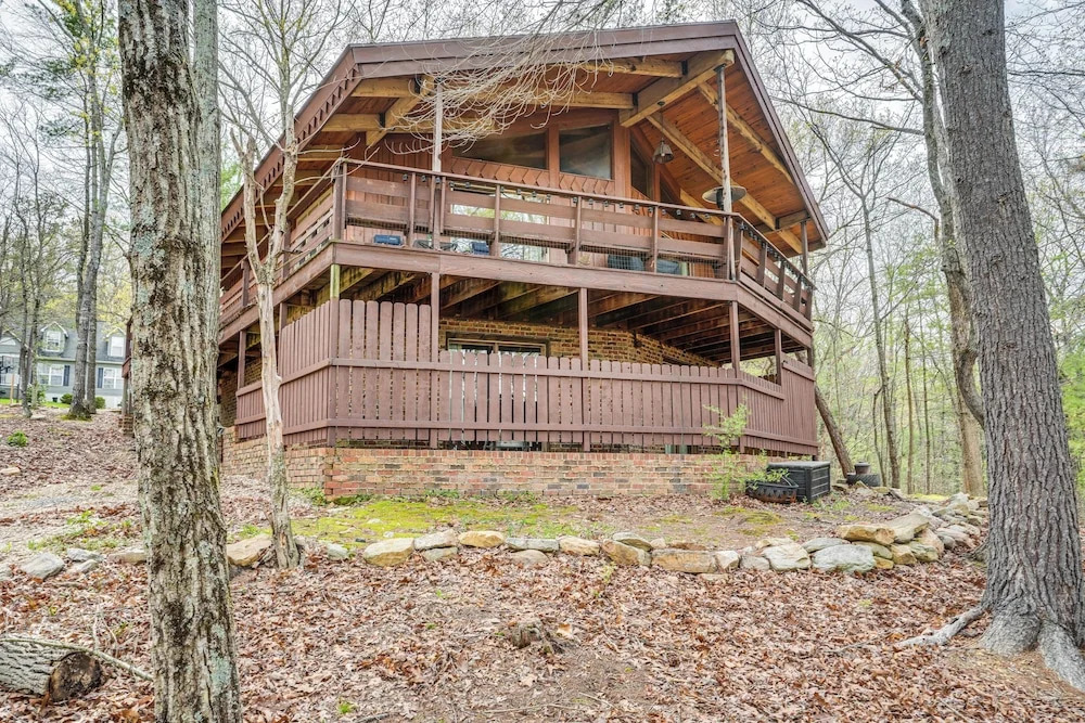 Treehouse-style Cabin, 1 Mi to Massanutten Resort