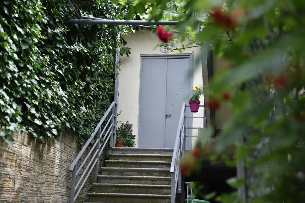 3 BD App with cozy Garden