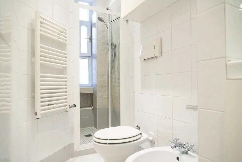 White and Clean Apartment near Metro MM1