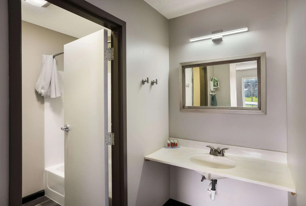 Econo Lodge Inn & Suites Canandaigua - Finger Lakes Area