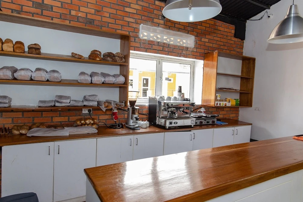 La Villa Cafe & Suites