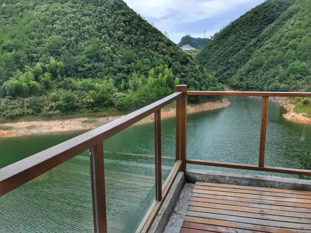 The Lake View Deyishe Resort in Thousand Island Lake
