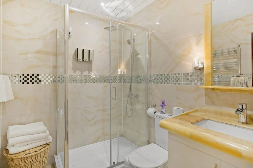 Luxury Entire Apartment, Central City Centre 1, Newly Refurbished