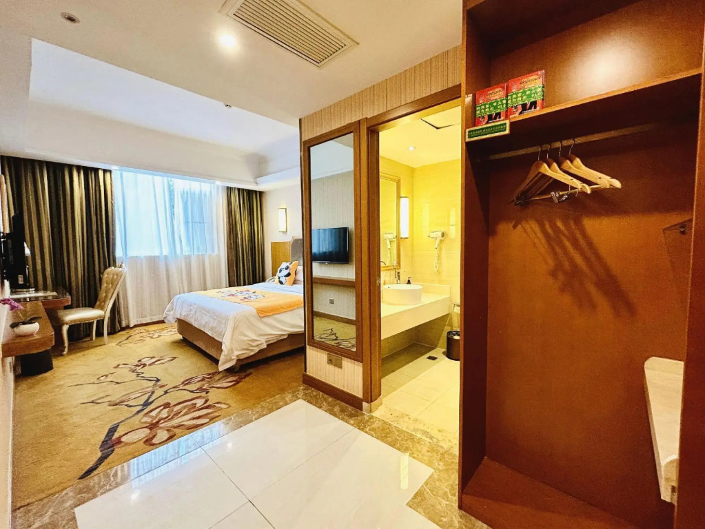 Vienna Hotel (Kaifeng House Store)