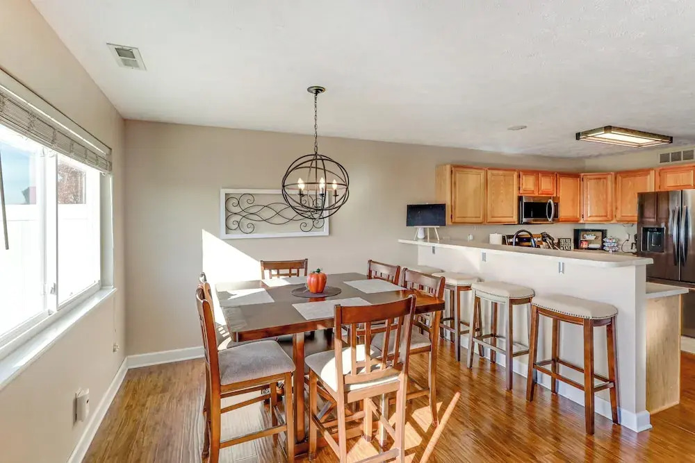 4 Mi to Memorial Stadium: Family Escape in Lincoln