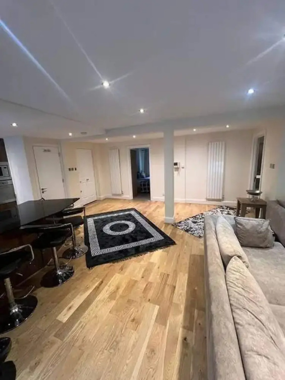 3-bed Central Apartment - Sleeps 8 & Free Parking