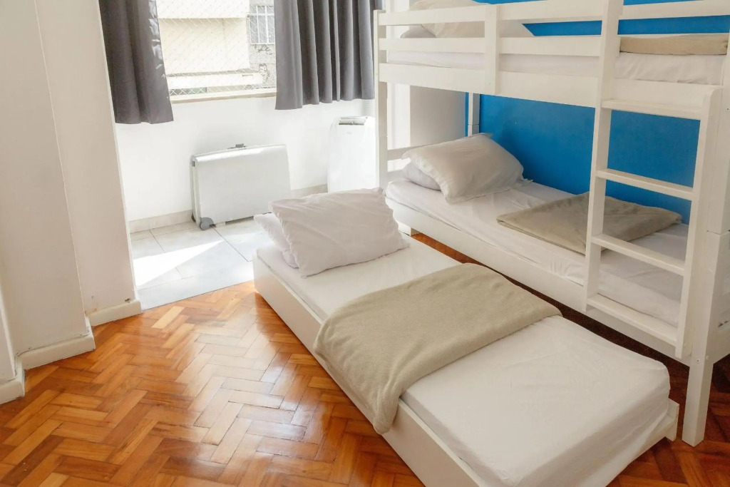 Jumpinbed Copacabana 14 - 2 bedroom apartment 100m from the beach.