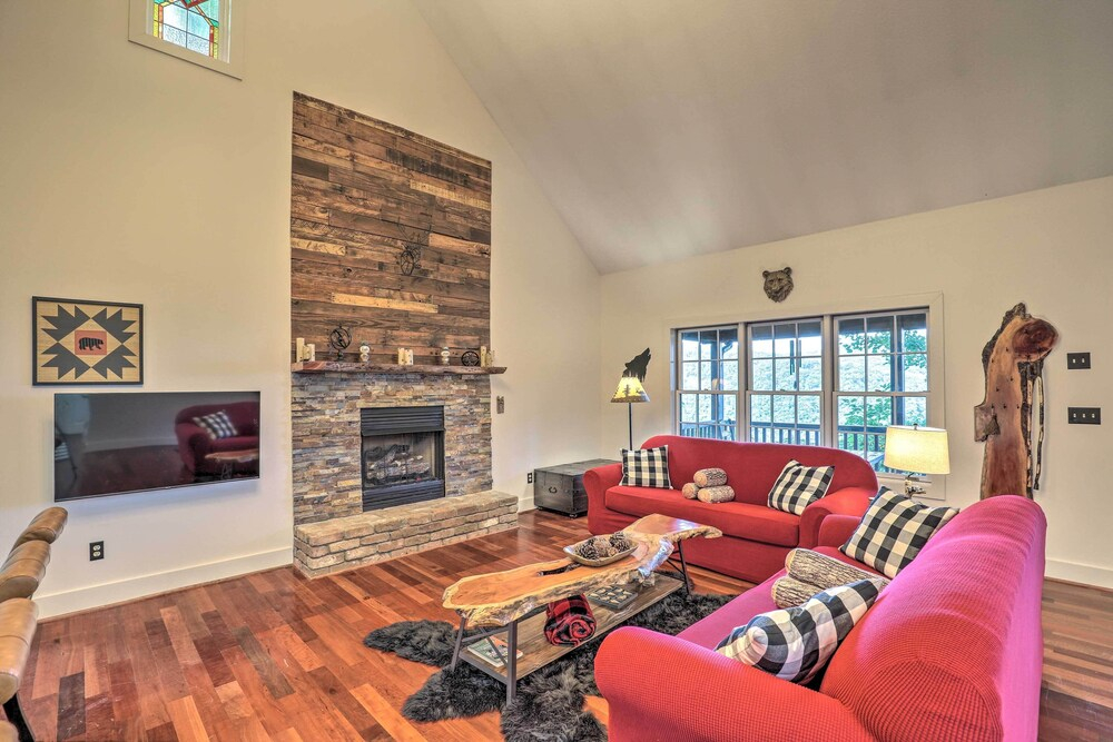 Tranquil Hendersonville Cabin w/ Mountain Views!