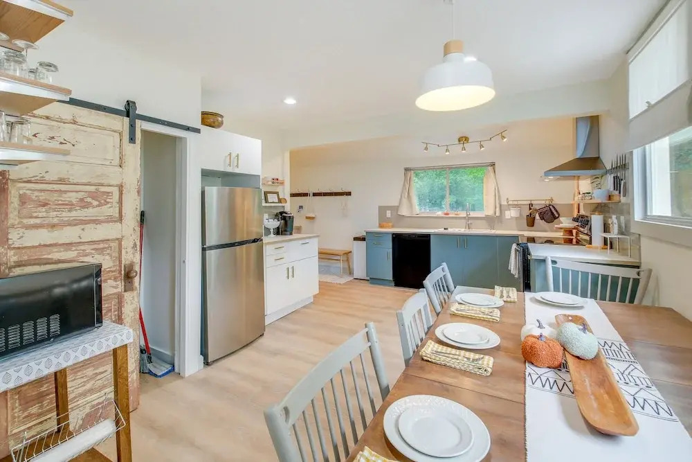 Chic Hot Springs Vacation Rental, Walk to Town!
