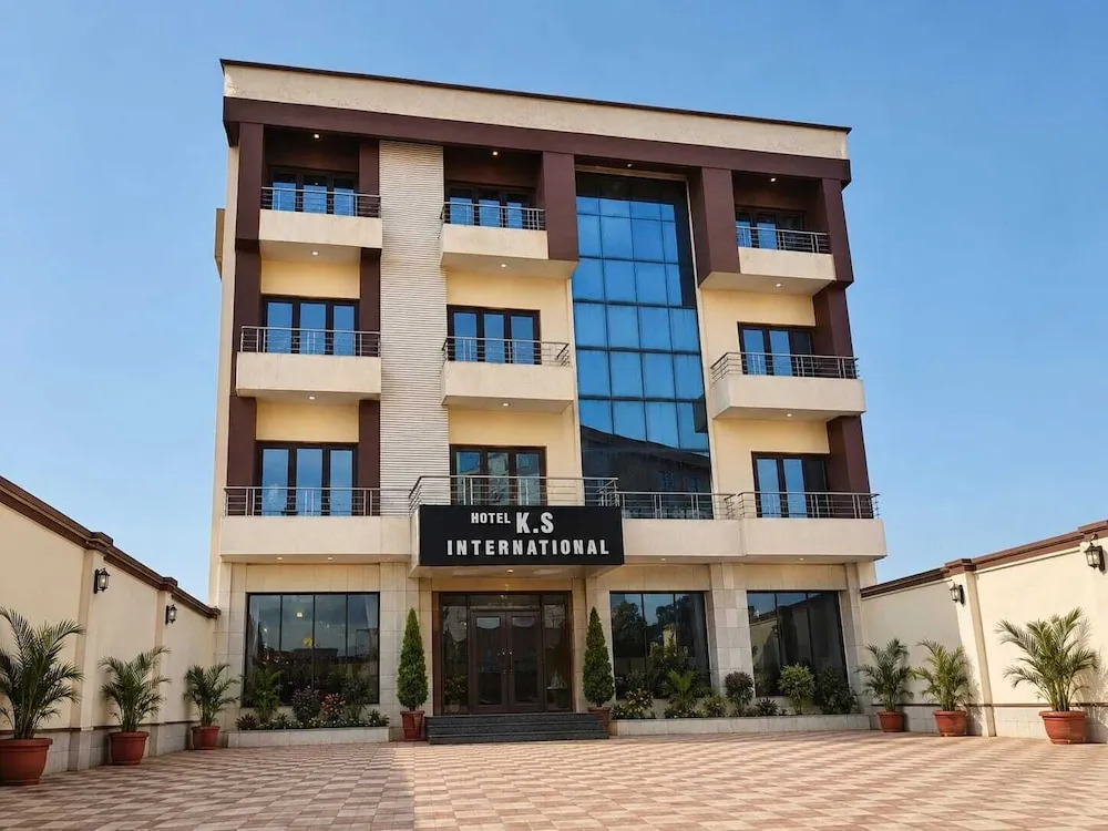 OYO 5876 Hotel KS International
