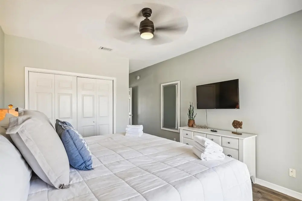 SPC 9232 is a Beautiful recently upgraded 2 BR with Free Beach Service by RedAwning