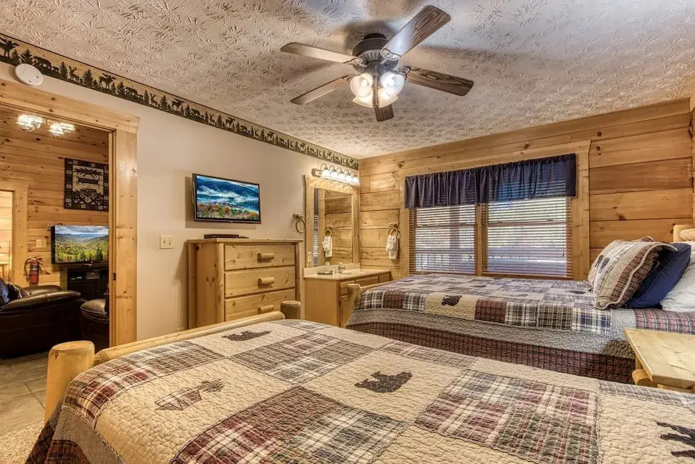 ER301 - Eagles Hideaway - Great Location! Close To All The Action! cabin