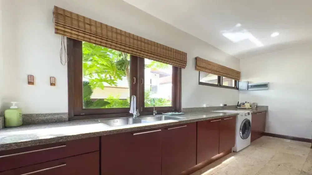 Tropical Poolside Villa - SGB4