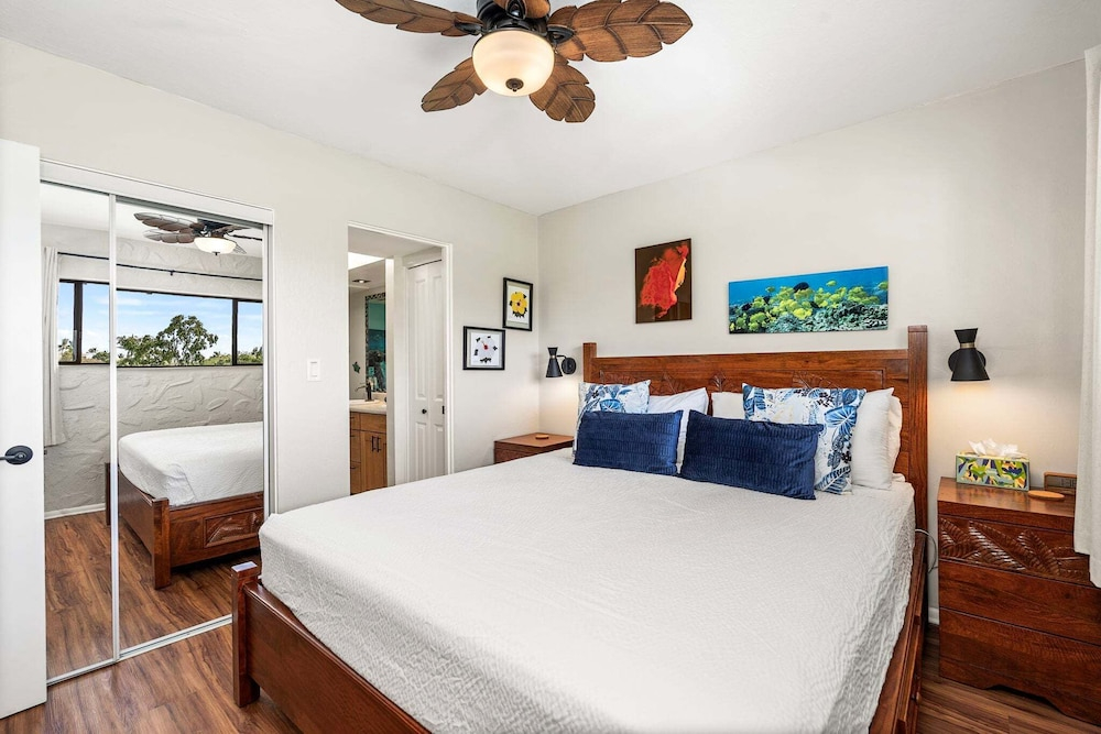 Kona Condo Near Downtown Partial Ocean View Central A/C Sleeps 4 - Vrkcv