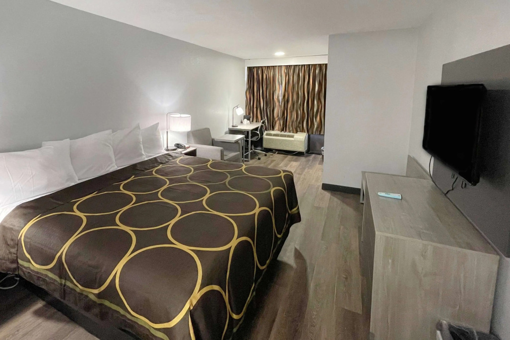 Super 8 by Wyndham Pigeon Forge Downtown
