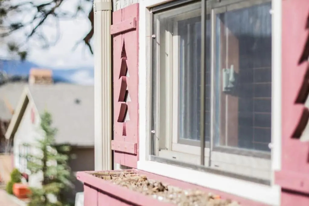 Cozy 1-bedroom cabin with kitchen Dogs OK