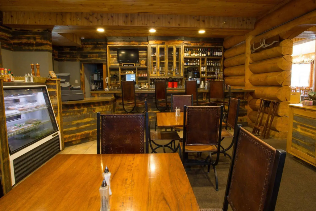 Headwaters Lodge & Cabins at Flagg Ranch