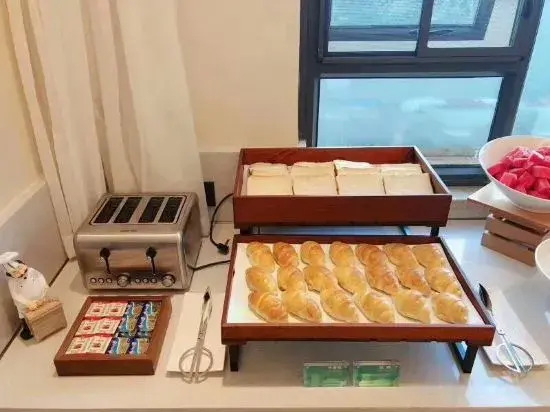 Jiaxing Haiyan Xiaoyu Business Hotel