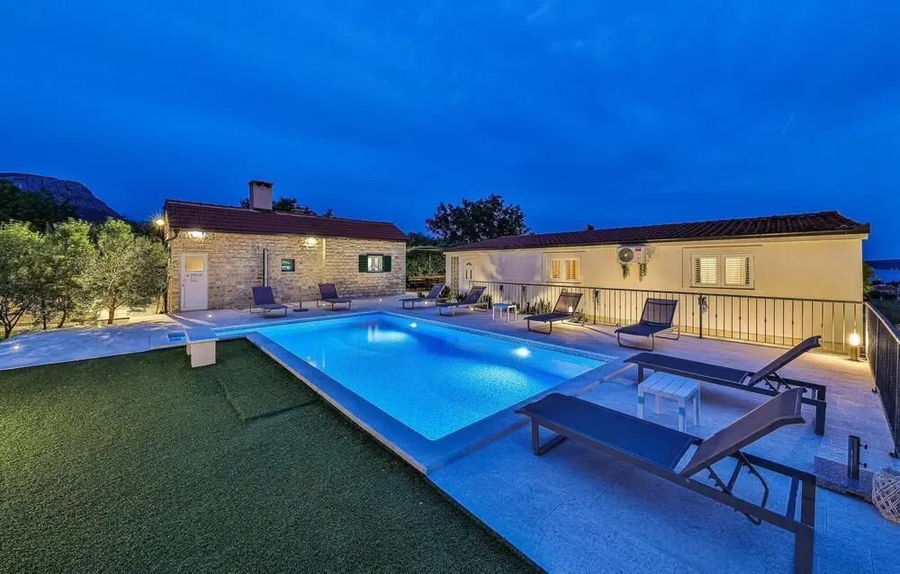 Amazing Home in Kastel Luksic With Outdoor Swimming Pool, Wifi and 3 Bedrooms