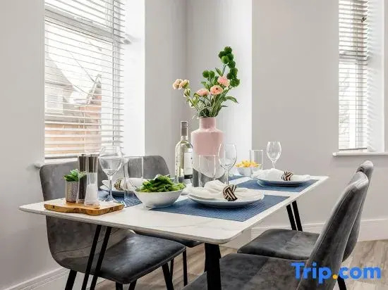 Romantic King Apt w/ Sea View, Free Gym & Parking