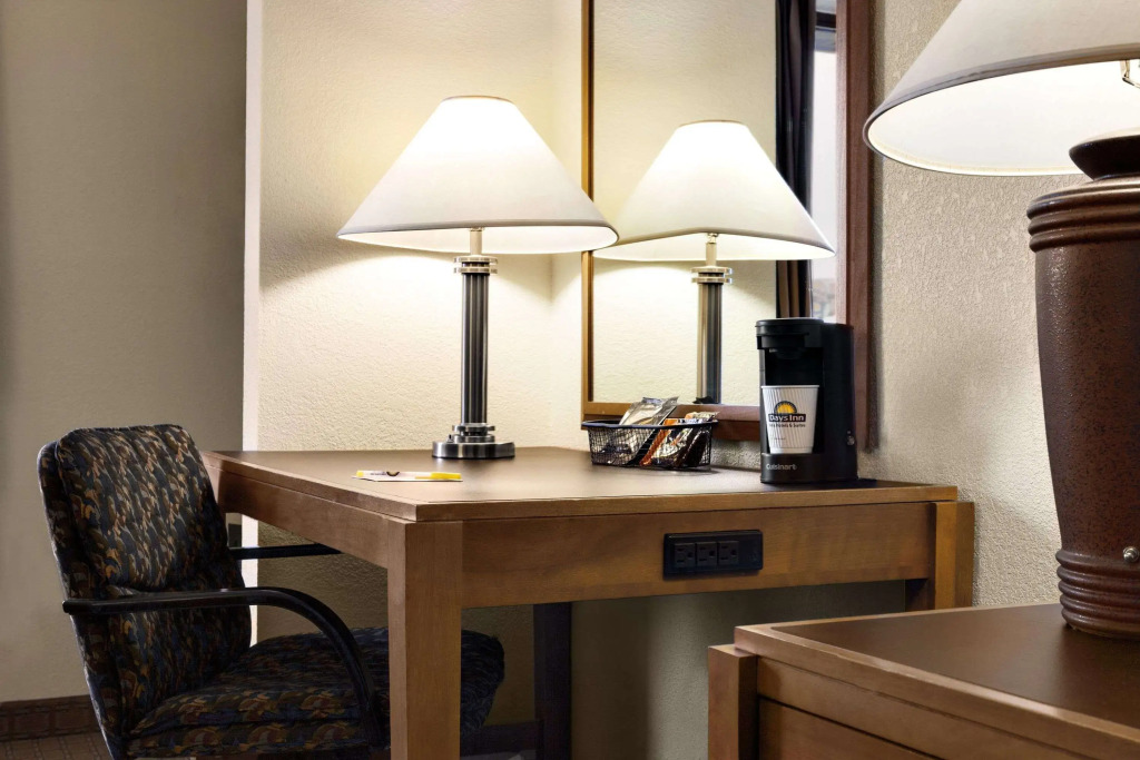 Days Inn by Wyndham Oglesby/ Starved Rock