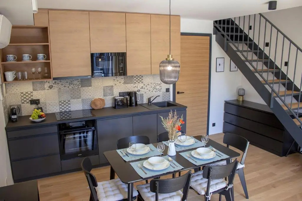 Enjoy Harrachov - Atraktivní slunný klimatizovaný apartmán 14 v centru Harrachova se saunou, parkováním s wallboxem EV, Wifi, herní konzolí, počítačem s win 10, Netflix a jedinečným výhledem na Čertovu horu se skokanskými můstky