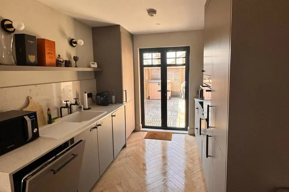 Thames Ditton Apt - Sleeps 6 - Garden & Bbq