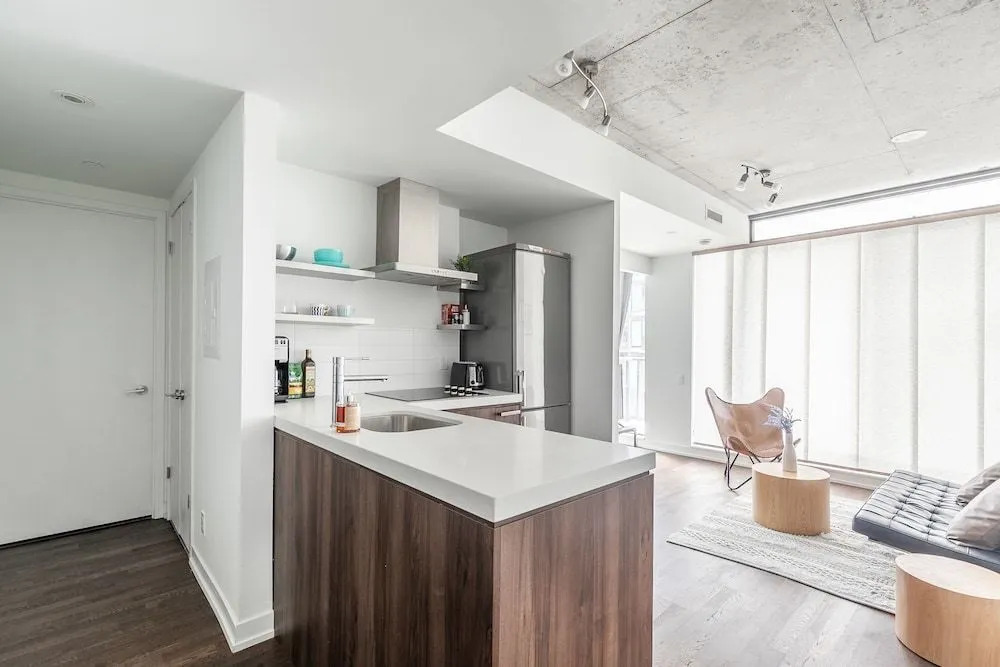 Stylish and Bright 1BR Condo King West