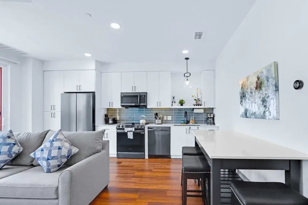 Chic Condo Minutes to Downtown, Gruene, & More