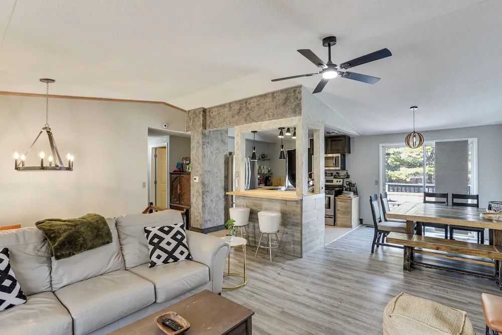 6 Mi to Dtwn Toledo! Family-friendly Haven w/ Deck