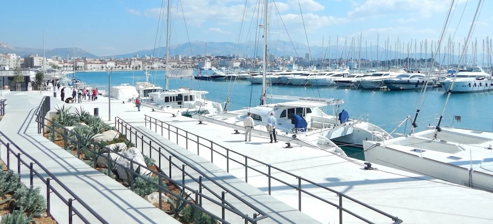 Modern apt Close to Znjan Beach, With big Terrace