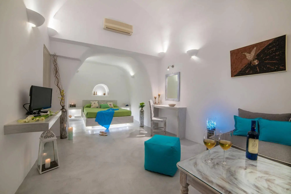 Kima Oia Suites