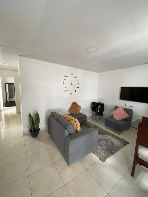 Hermoso apartamento con piscina y ascensor.