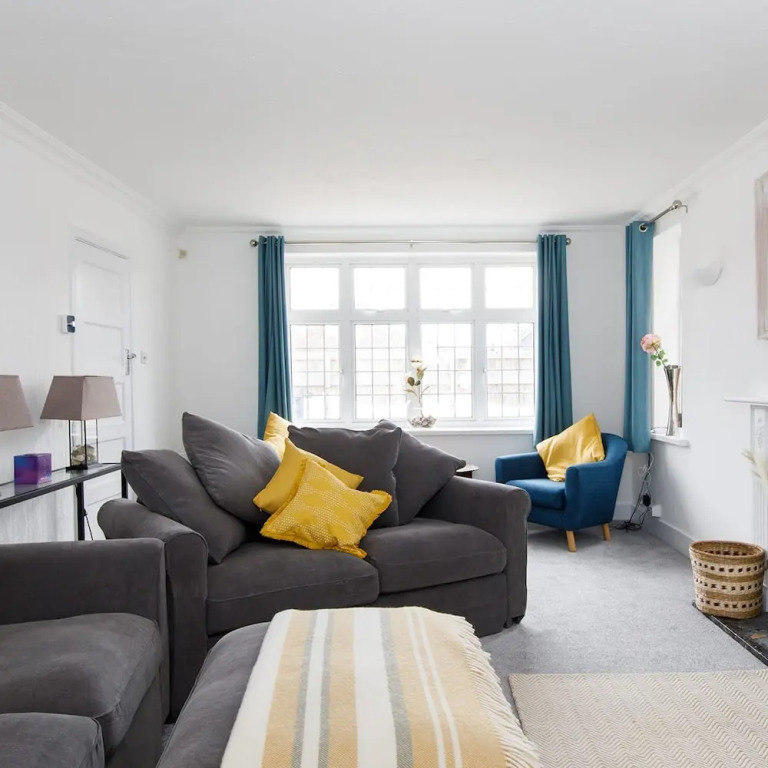 Bright & Modern 4 br House 100 metres from Beach