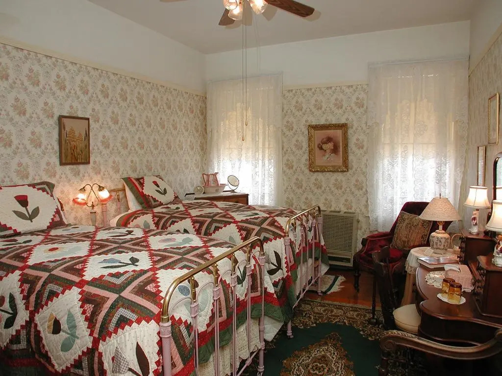 American River Inn