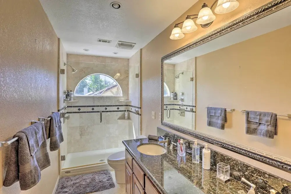 Redding Getaway w/ Hot Tub & Outdoor Kitchen!