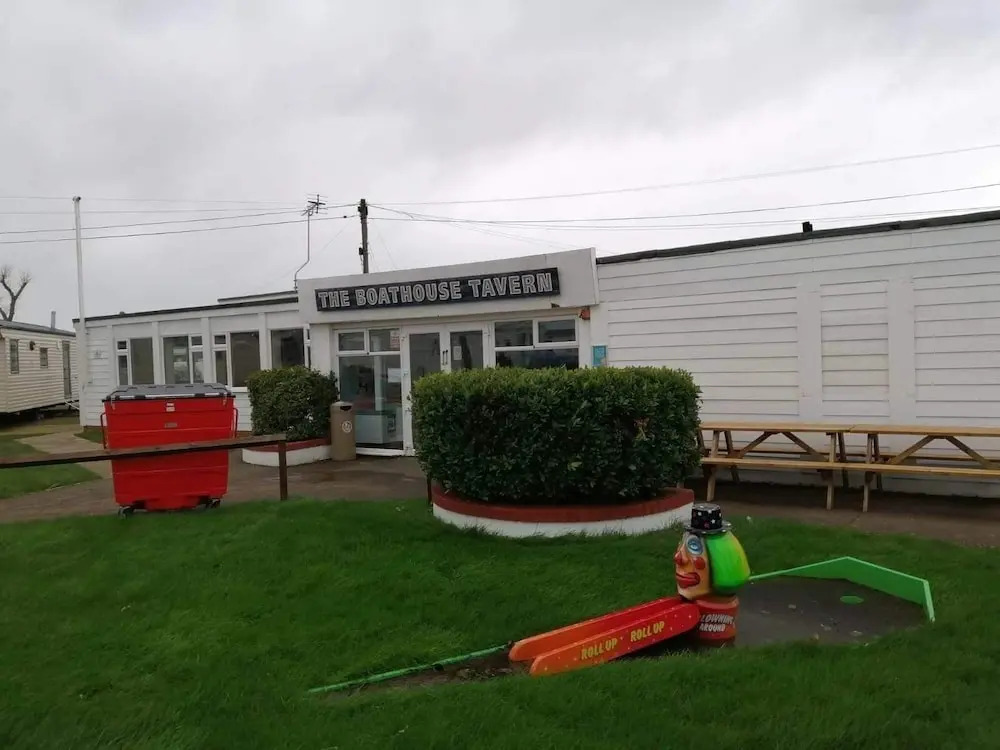 Caravan - Sleeps 8 - Pets Ok - Parking - Decking