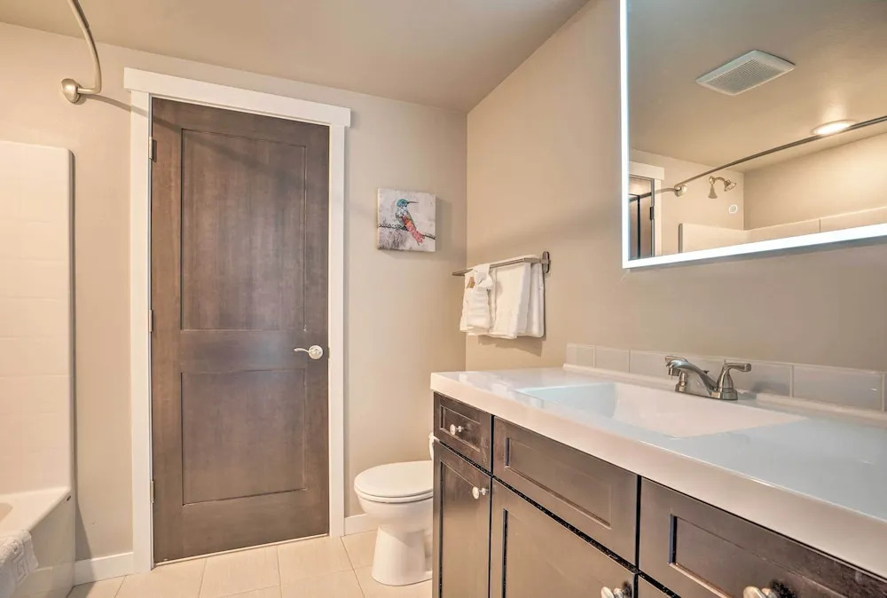 Lake Chelan Condo, Walk to Brewery & Wineries
